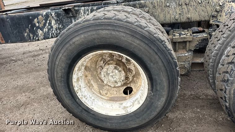 image for item EM8404 1992 Ford LNT8000 truck cab and chassis