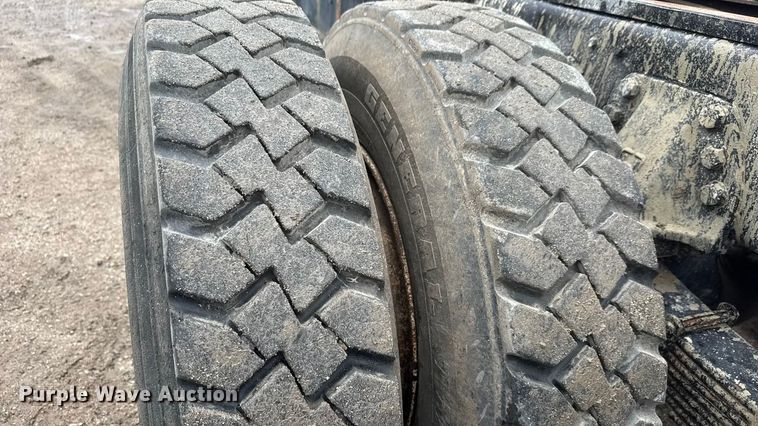 image for item EM8404 1992 Ford LNT8000 truck cab and chassis