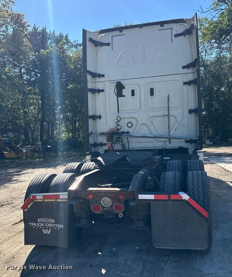 image for item EM8445 2018 Freightliner Cascadia semi truck