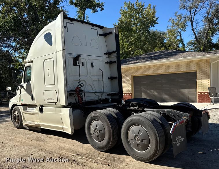 image for item EM8445 2018 Freightliner Cascadia semi truck