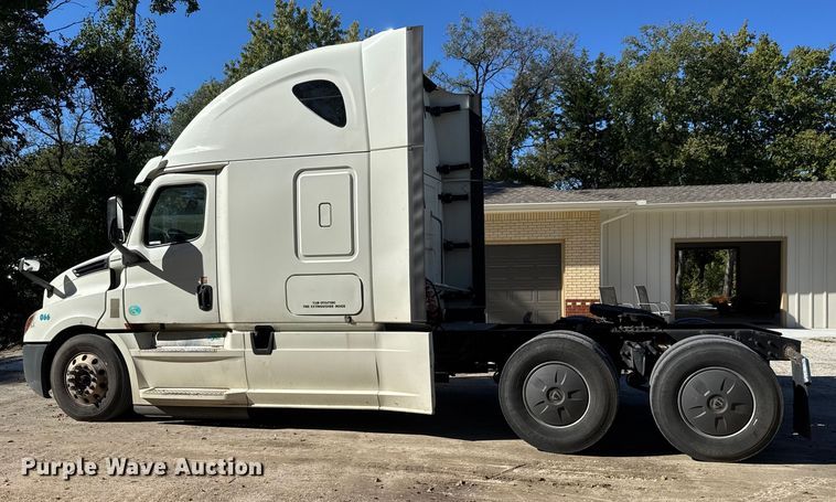 image for item EM8445 2018 Freightliner Cascadia semi truck