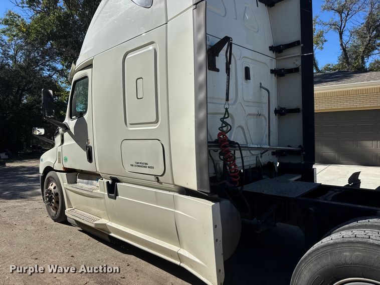 image for item EM8445 2018 Freightliner Cascadia semi truck