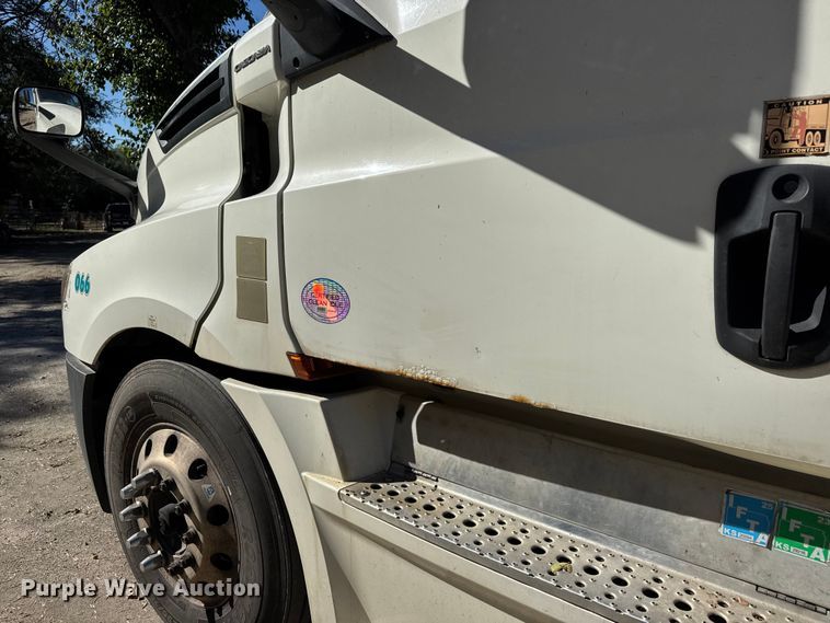 image for item EM8445 2018 Freightliner Cascadia semi truck