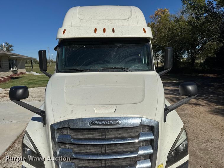 image for item EM8445 2018 Freightliner Cascadia semi truck