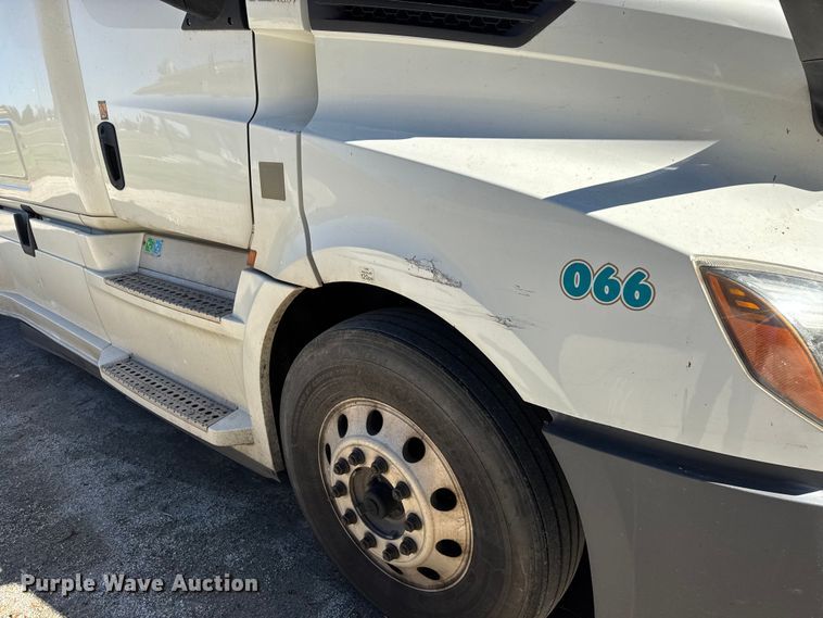 image for item EM8445 2018 Freightliner Cascadia semi truck