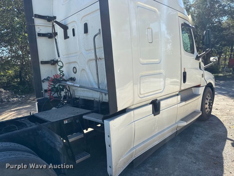 image for item EM8445 2018 Freightliner Cascadia semi truck
