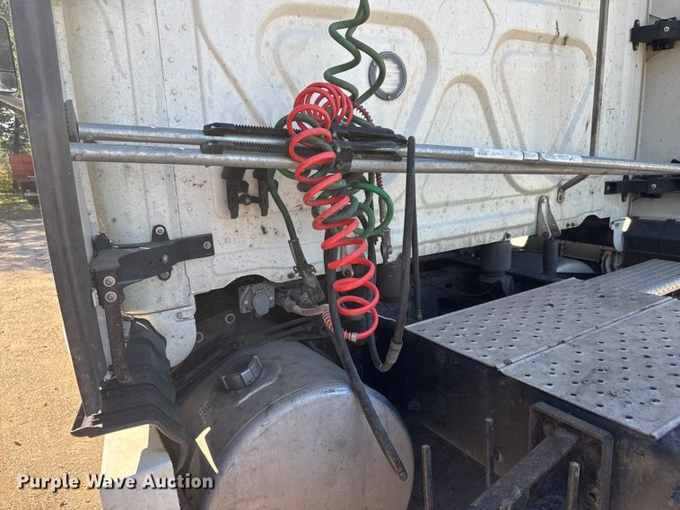 image for item EM8445 2018 Freightliner Cascadia semi truck