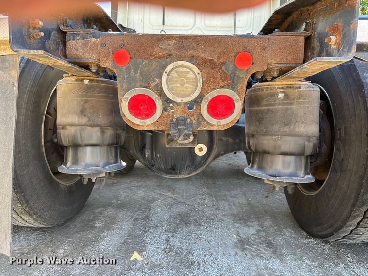 image for item EM8445 2018 Freightliner Cascadia semi truck