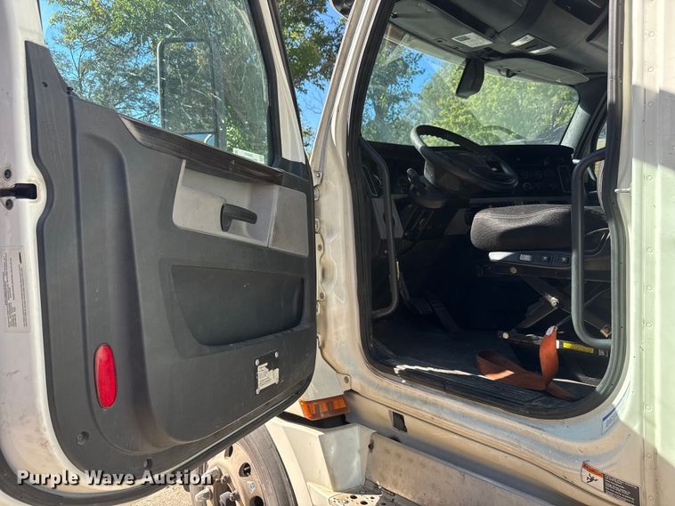 image for item EM8445 2018 Freightliner Cascadia semi truck