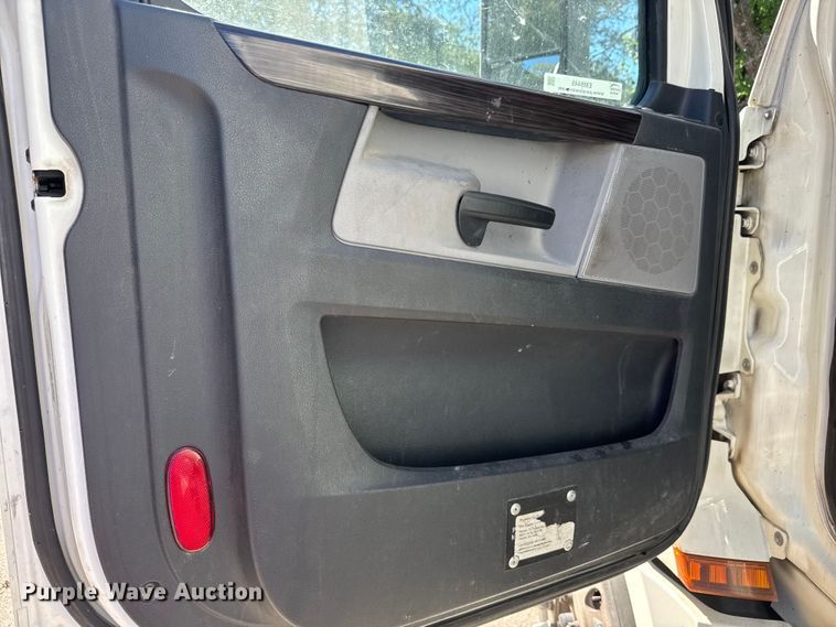 image for item EM8445 2018 Freightliner Cascadia semi truck