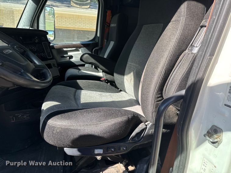 image for item EM8445 2018 Freightliner Cascadia semi truck