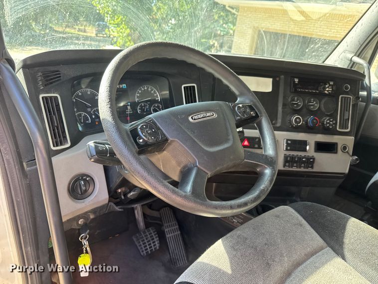 image for item EM8445 2018 Freightliner Cascadia semi truck