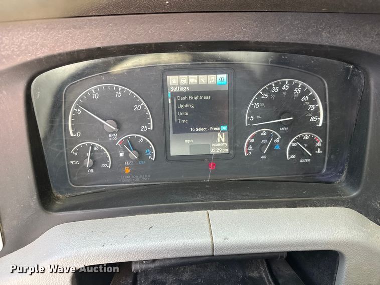 image for item EM8445 2018 Freightliner Cascadia semi truck