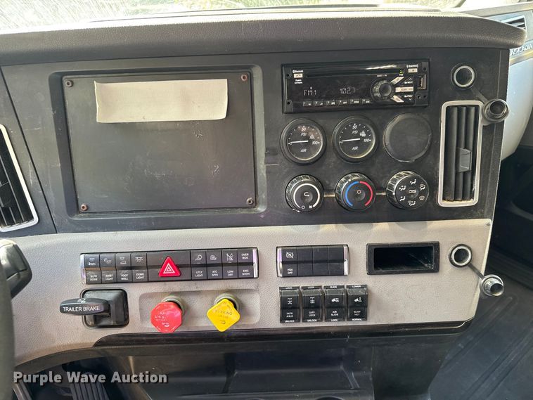 image for item EM8445 2018 Freightliner Cascadia semi truck