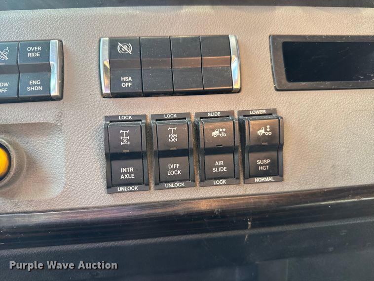 image for item EM8445 2018 Freightliner Cascadia semi truck