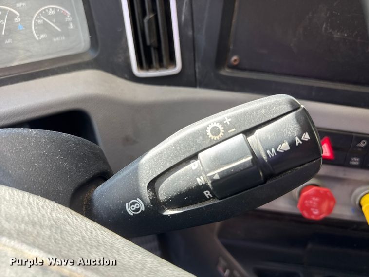 image for item EM8445 2018 Freightliner Cascadia semi truck