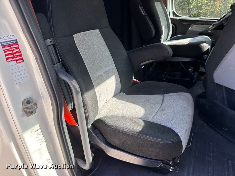 image for item EM8445 2018 Freightliner Cascadia semi truck