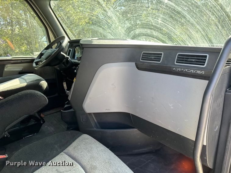 image for item EM8445 2018 Freightliner Cascadia semi truck