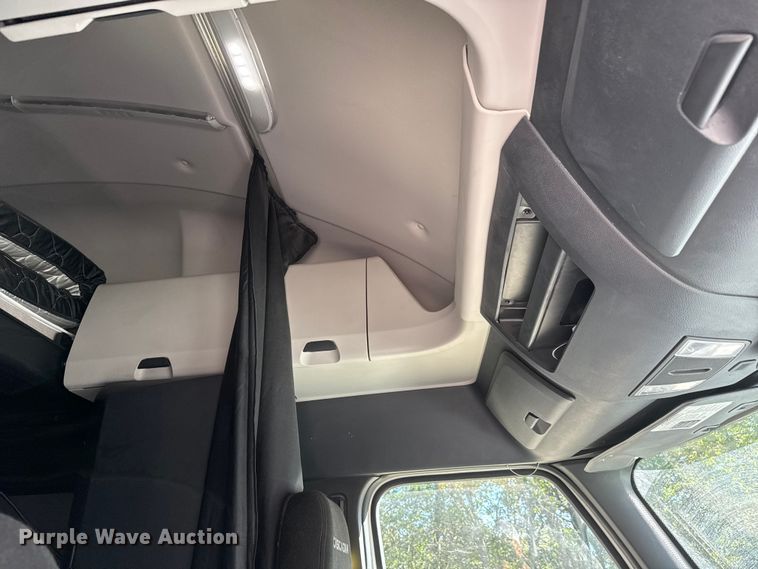 image for item EM8445 2018 Freightliner Cascadia semi truck