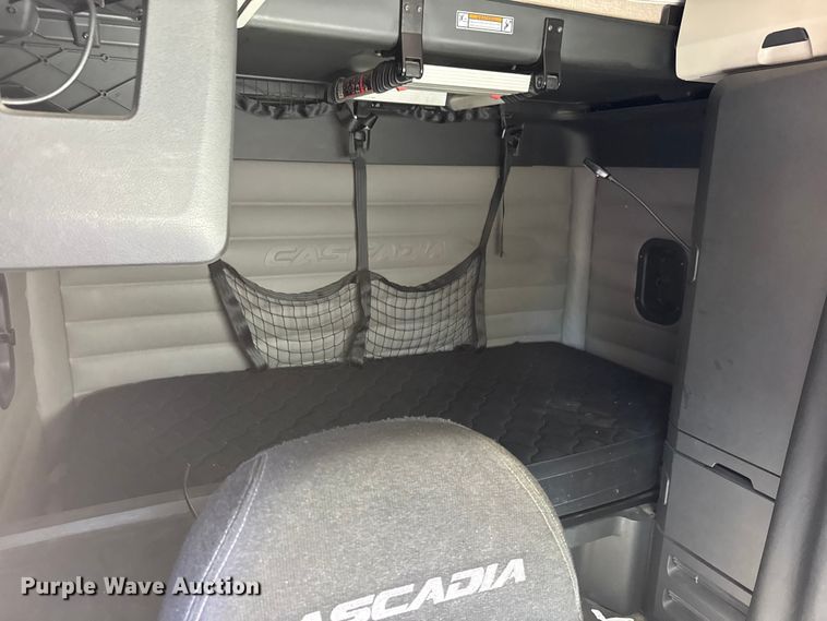 image for item EM8445 2018 Freightliner Cascadia semi truck