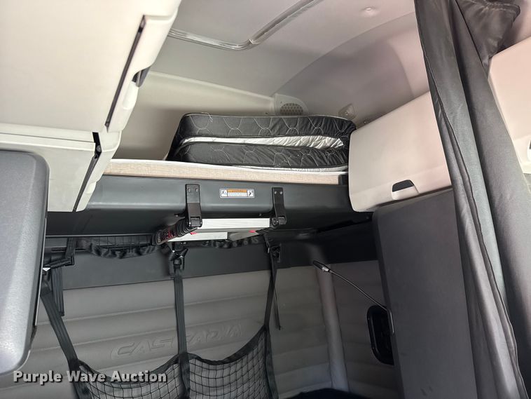 image for item EM8445 2018 Freightliner Cascadia semi truck