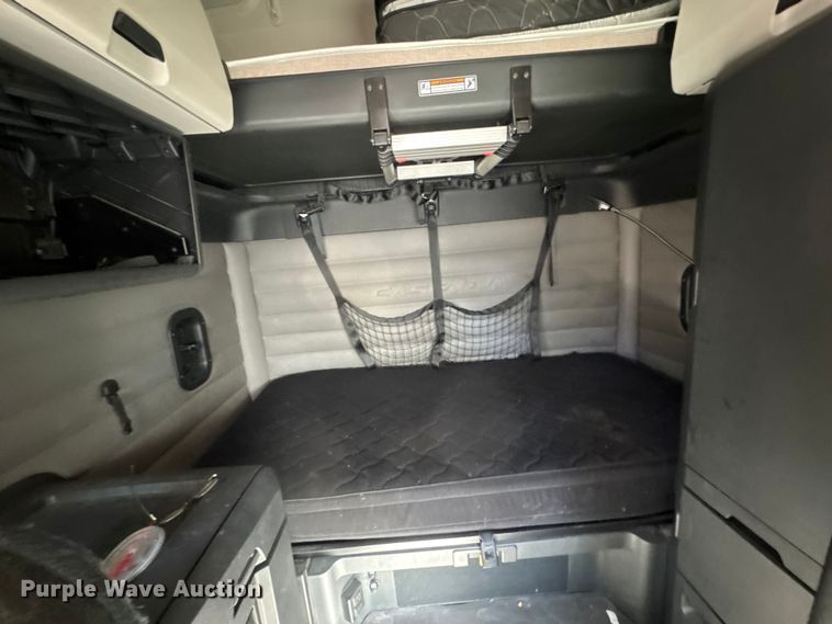 image for item EM8445 2018 Freightliner Cascadia semi truck