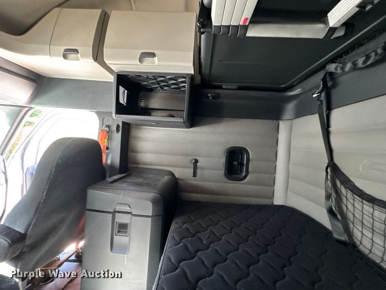 image for item EM8445 2018 Freightliner Cascadia semi truck