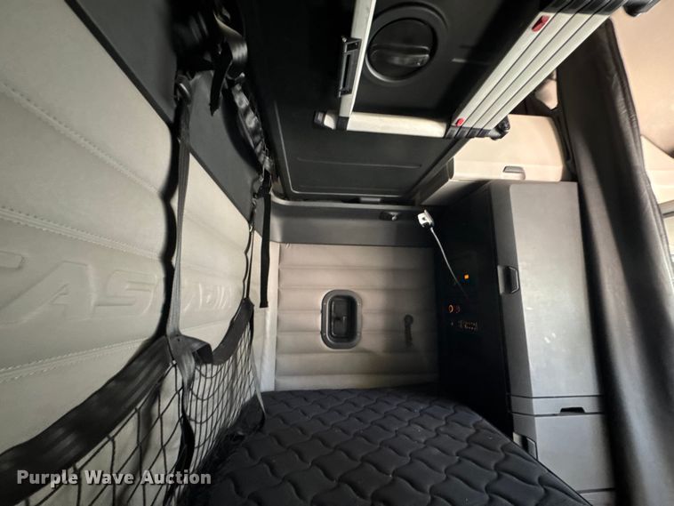 image for item EM8445 2018 Freightliner Cascadia semi truck