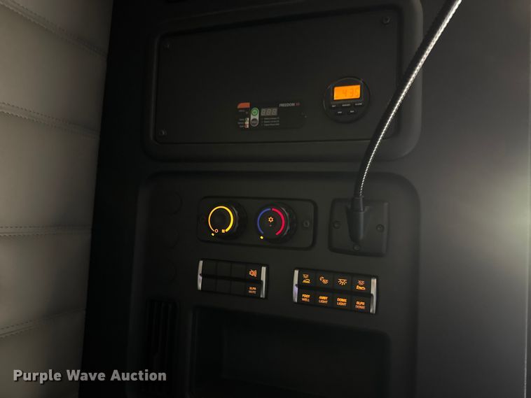 image for item EM8445 2018 Freightliner Cascadia semi truck