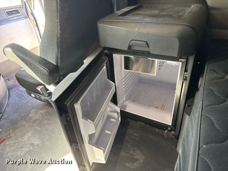 image for item EM8445 2018 Freightliner Cascadia semi truck