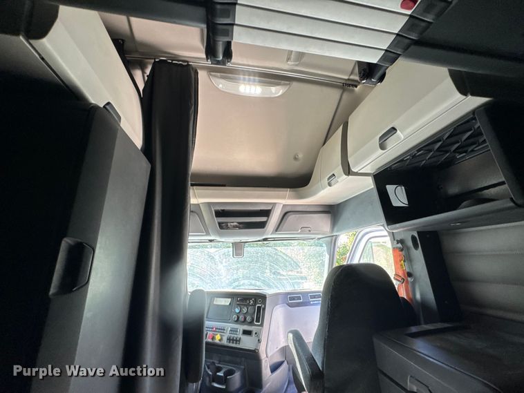 image for item EM8445 2018 Freightliner Cascadia semi truck