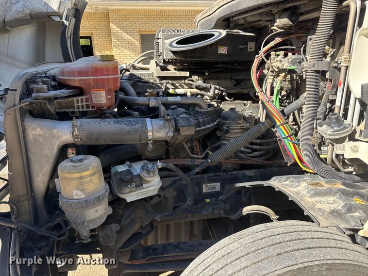 image for item EM8445 2018 Freightliner Cascadia semi truck