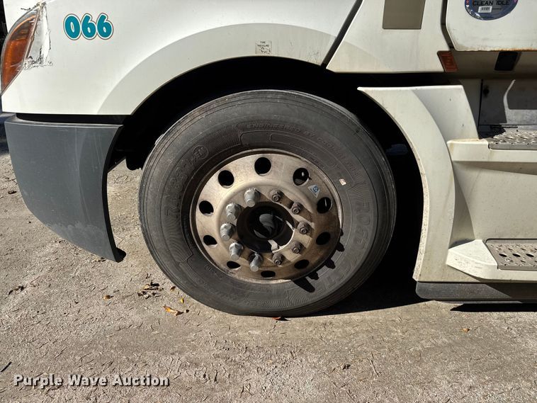 image for item EM8445 2018 Freightliner Cascadia semi truck