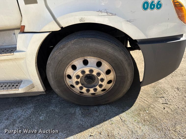 image for item EM8445 2018 Freightliner Cascadia semi truck