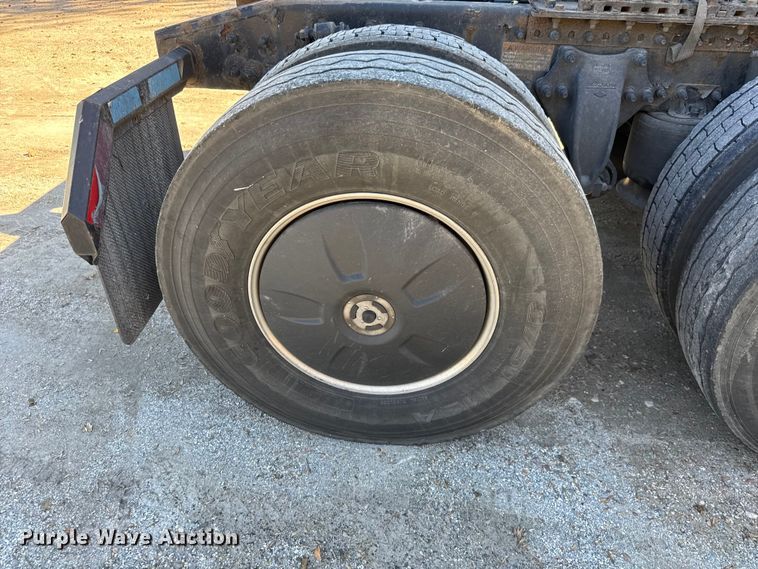 image for item EM8445 2018 Freightliner Cascadia semi truck