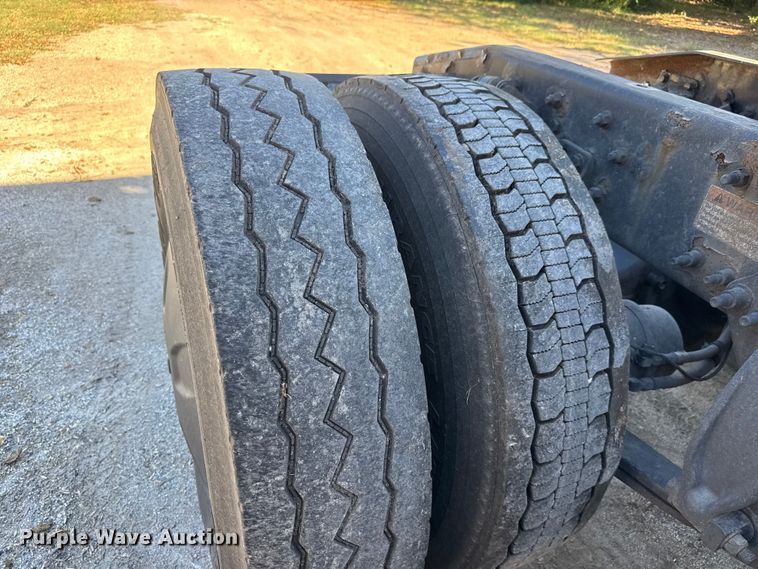 image for item EM8445 2018 Freightliner Cascadia semi truck