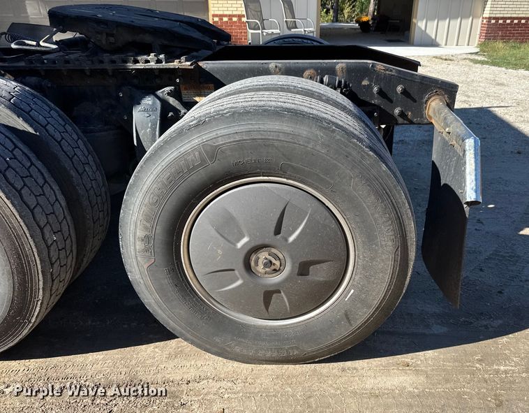 image for item EM8445 2018 Freightliner Cascadia semi truck