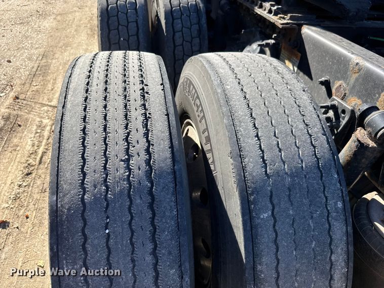 image for item EM8445 2018 Freightliner Cascadia semi truck