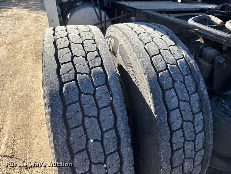 image for item EM8445 2018 Freightliner Cascadia semi truck