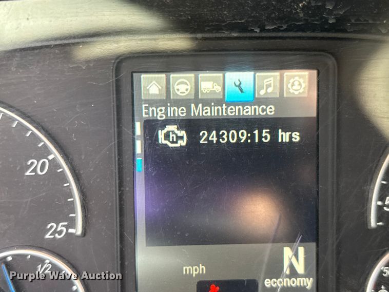 image for item EM8445 2018 Freightliner Cascadia semi truck