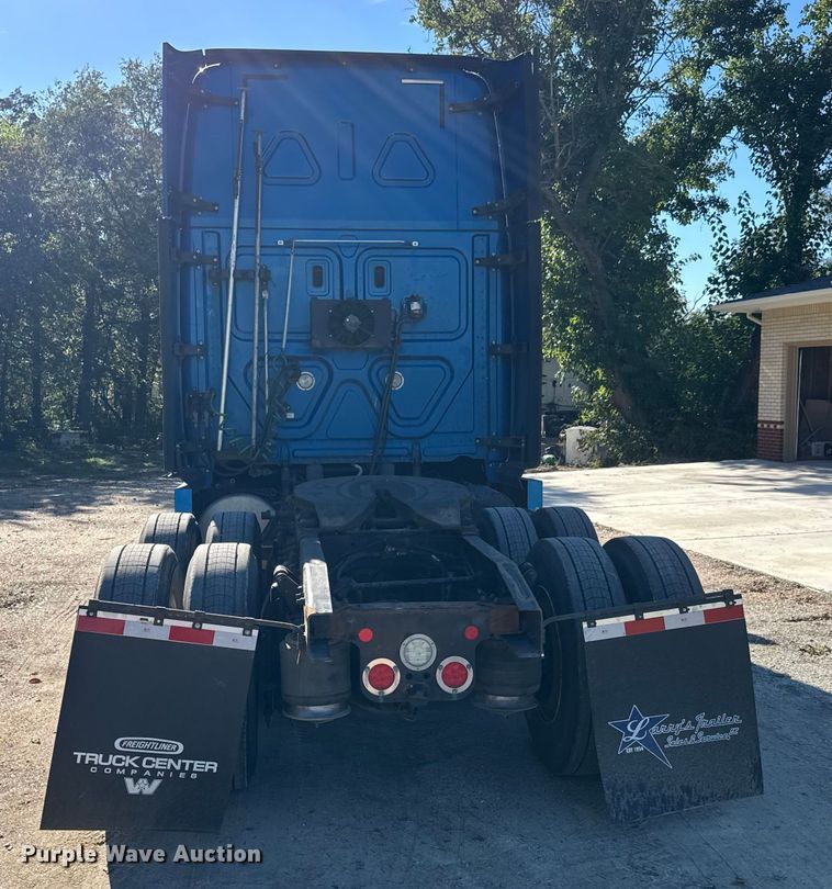image for item EM8446 2018 Freightliner Cascadia semi truck