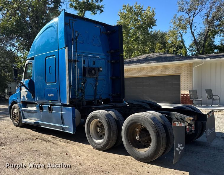 image for item EM8446 2018 Freightliner Cascadia semi truck