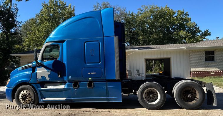 image for item EM8446 2018 Freightliner Cascadia semi truck