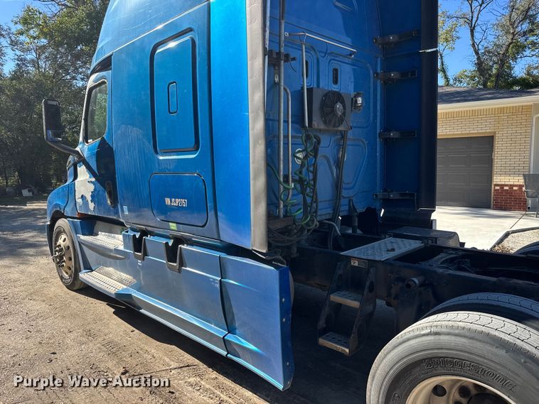 image for item EM8446 2018 Freightliner Cascadia semi truck
