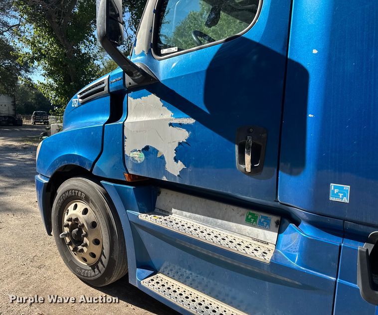 image for item EM8446 2018 Freightliner Cascadia semi truck