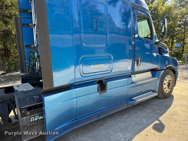 image for item EM8446 2018 Freightliner Cascadia semi truck