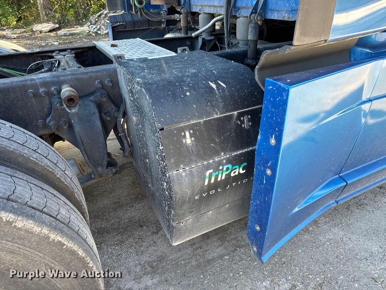 image for item EM8446 2018 Freightliner Cascadia semi truck