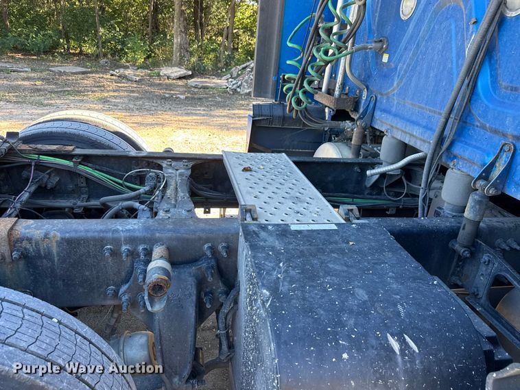 image for item EM8446 2018 Freightliner Cascadia semi truck