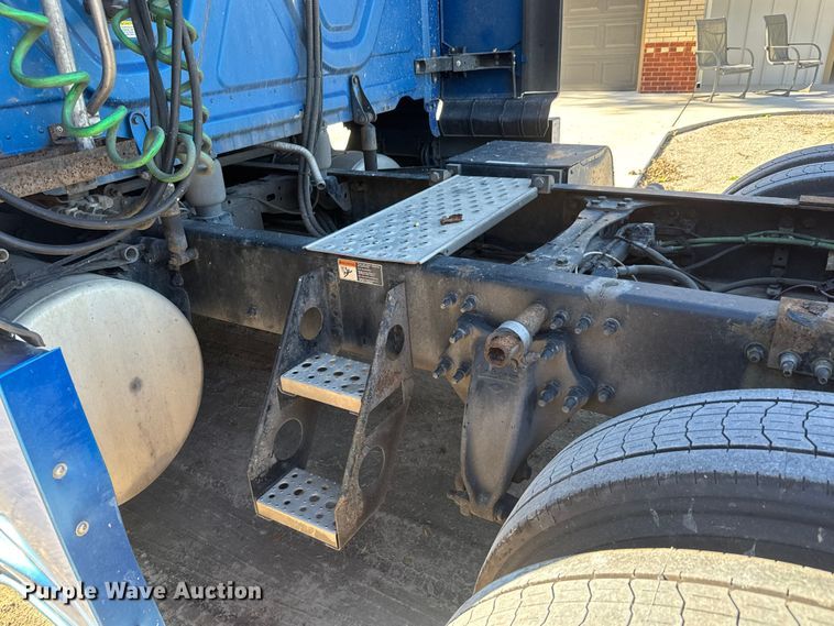 image for item EM8446 2018 Freightliner Cascadia semi truck