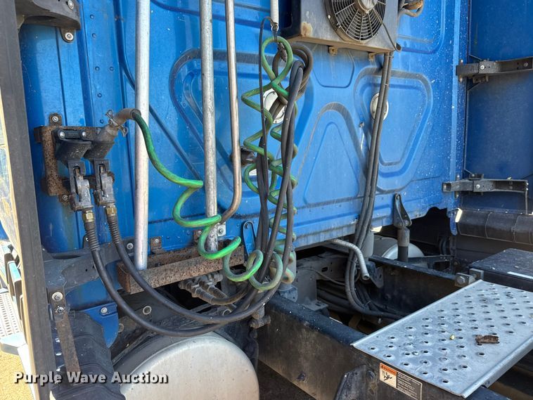 image for item EM8446 2018 Freightliner Cascadia semi truck